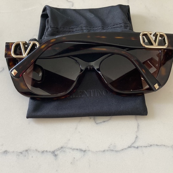 BN VALENTINO SUNGLASSES. - Picture 2 of 9